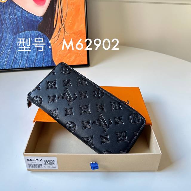 顶级原单 独家背景 M62902 尺寸:10.0X 20.0X 2.0 Cm 注重优雅感与安全性的zippy拉链竖款钱夹 由柔软的monogram Shadow