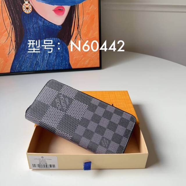 顶级原单n60442 直式拉鏈錢包 這款直式拉鏈錢包綴有全新damier Infini立體圖案 為品牌的大容量拉鏈錢包注入當代感 質感豐富的牛皮飾有大大小小的經