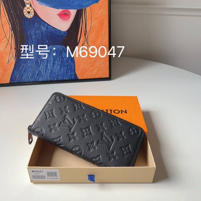 顶级原单zippy 拉链竖款钱夹 M69047 为柔软 Taurillon 皮革压印 Monogram 图案 内设各式卡位 口袋及大号拉链零钱隔层 成就充裕容量