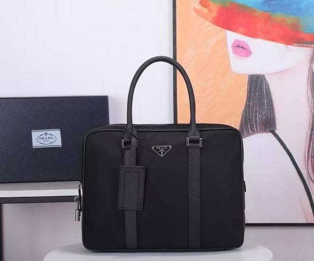 Prada 原单品质 原厂降落伞布 Prada 2Ve872 最新款 质感柔软 暗纹logo标志性内里 165代工码 尺寸 36*28*9 男士休闲 时尚 出差