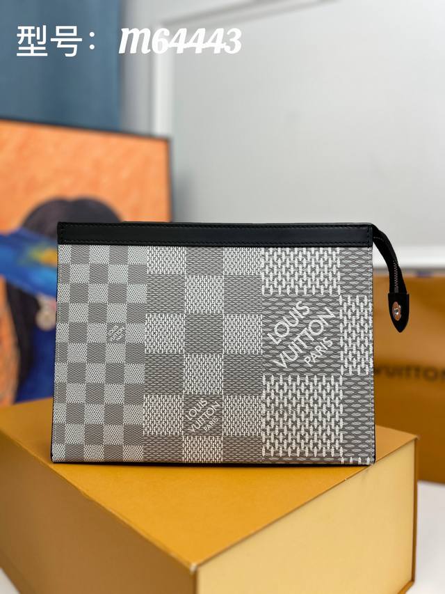 原单 独家背景n64443 N60444 尺寸:27 X 21 X 6 厘米 本款 Pochette Voyage 手拿包选取 Damier Graphite