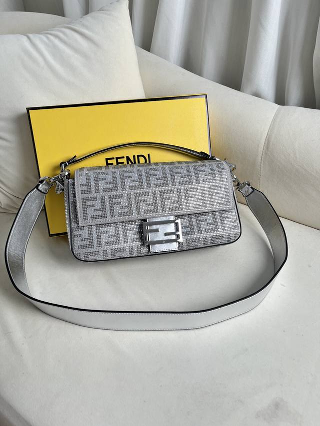 P 标志性中号baguette手袋 行走的女神闪亮bingbing Fendi 2023Fw女士秋冬新款toter烫彩色双f闪钻全幅饰有ff图案提花烫钻 饰透明