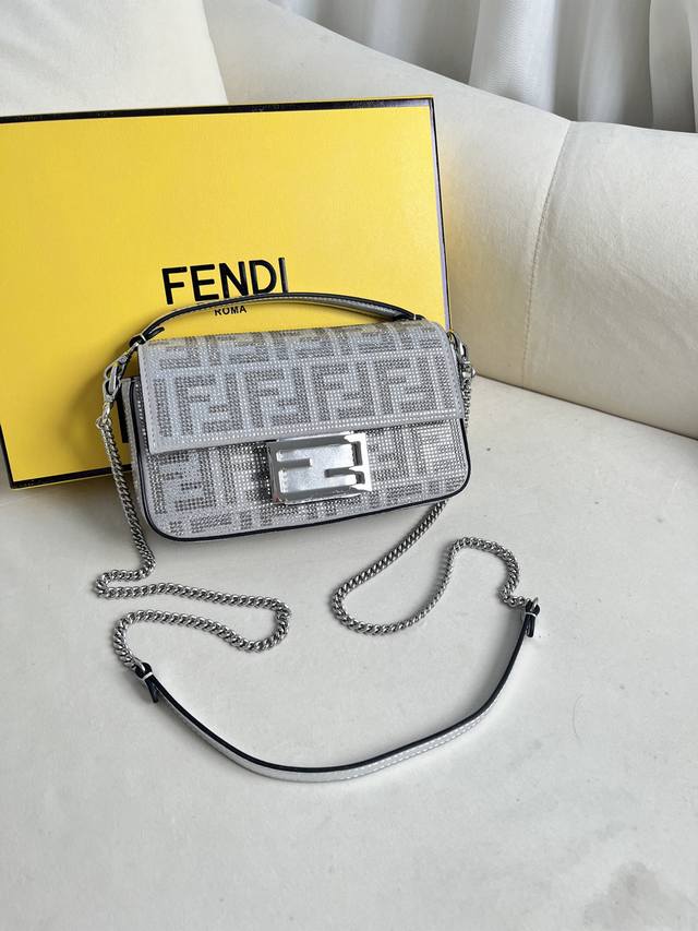 P 标志性中号baguette手袋 行走的女神闪亮bingbing Fendi 2023Fw女士秋冬新款toter烫彩色双f闪钻全幅饰有ff图案提花烫钻 饰透明