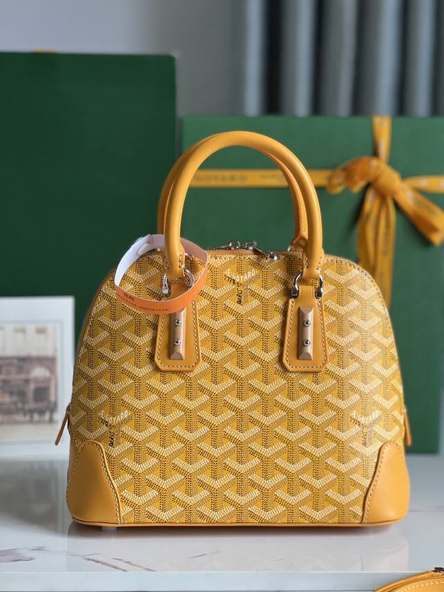 Goyard Vendme贝壳包 传承了品牌独一无二的工艺风格和精湛技术 可拆卸肩带 嵌入式木质细节 皮革包角 大拉链 黄色衬里及其独特的贝壳形状 更具现代感和