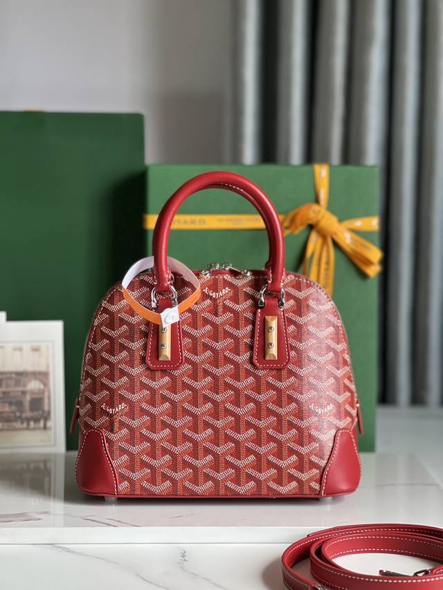 Goyard Vendme贝壳包 传承了品牌独一无二的工艺风格和精湛技术 可拆卸肩带 嵌入式木质细节 皮革包角 大拉链 黄色衬里及其独特的贝壳形状 更具现代感和