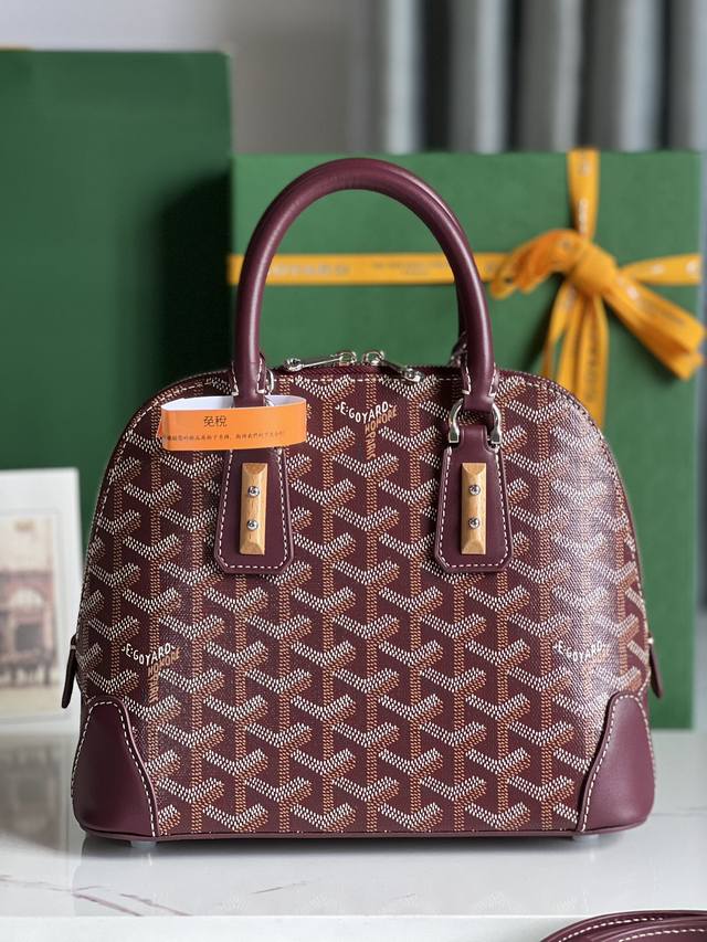 Goyard Vendme贝壳包 传承了品牌独一无二的工艺风格和精湛技术 可拆卸肩带 嵌入式木质细节 皮革包角 大拉链 黄色衬里及其独特的贝壳形状 更具现代感和