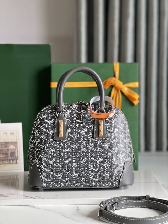 Goyard Vendme贝壳包 传承了品牌独一无二的工艺风格和精湛技术 可拆卸肩带 嵌入式木质细节 皮革包角 大拉链 黄色衬里及其独特的贝壳形状 更具现代感和