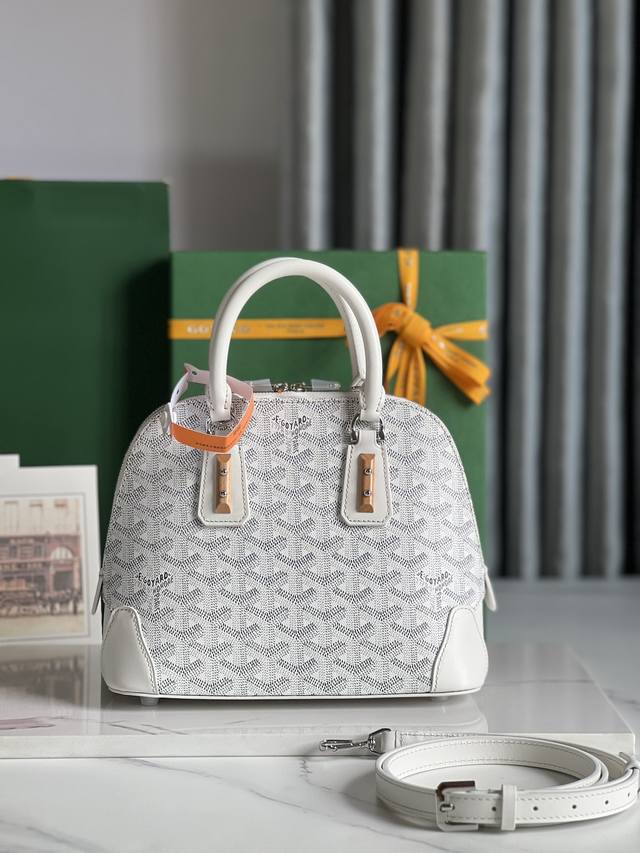 Goyard Vendme贝壳包 传承了品牌独一无二的工艺风格和精湛技术 可拆卸肩带 嵌入式木质细节 皮革包角 大拉链 黄色衬里及其独特的贝壳形状 更具现代感和