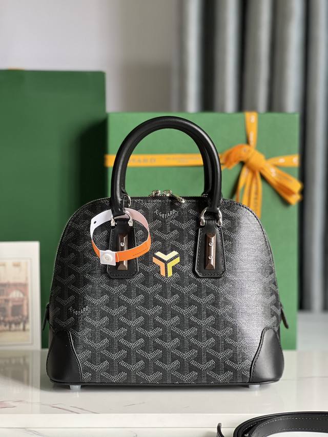 Goyard Vendme贝壳包 传承了品牌独一无二的工艺风格和精湛技术 可拆卸肩带 嵌入式木质细节 皮革包角 大拉链 黄色衬里及其独特的贝壳形状 更具现代感和