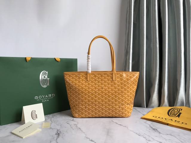 Goyard 戈雅 经多次研究与改良 不断提升面料与皮质 全方位独家定制只为不断达到客户的高品质要求 如果你担心没拉链的安全性不够高 那么拉链款的托特包绝对是首