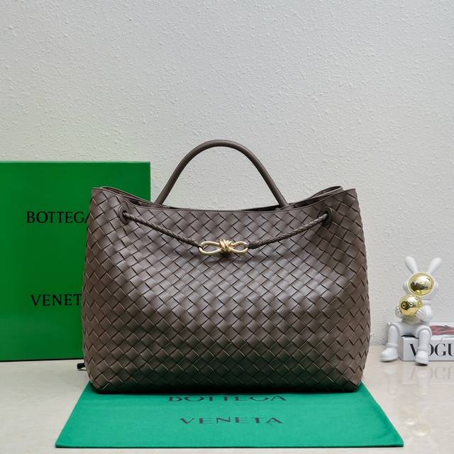 Bottega Veneta 2023春夏新款andiamo手袋 众多明星同款 经典的全身皮革编织搭配金色绳结扣 够沉稳也够潇洒 整体皆由nappa羊皮革制成