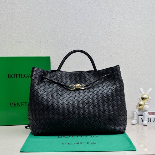 Bottega Veneta 2023春夏新款andiamo手袋 众多明星同款 经典的全身皮革编织搭配金色绳结扣 够沉稳也够潇洒 整体皆由nappa羊皮革制成