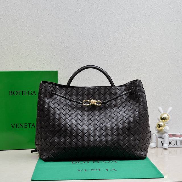 Bottega Veneta 2023春夏新款andiamo手袋 众多明星同款 经典的全身皮革编织搭配金色绳结扣 够沉稳也够潇洒 整体皆由nappa羊皮革制成