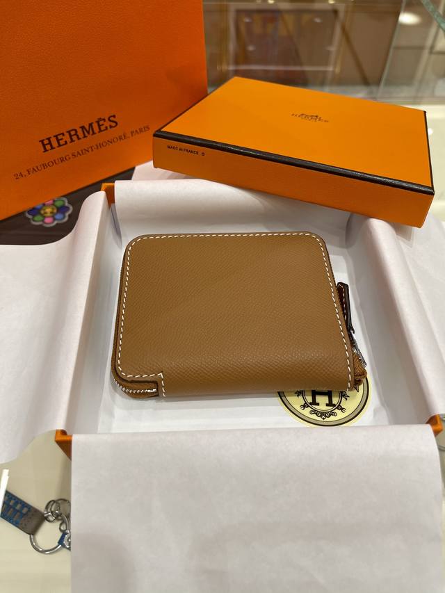 Silk In方块钱包 Compact Wallet 外皮epsom 内丝质 6个卡槽 加上分层装8-10张卡 中间硬币或者小usb 尺寸11.5*2*9.5