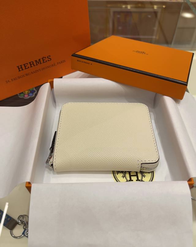 Silk In方块钱包 Compact Wallet 外皮epsom 内丝质 6个卡槽 加上分层装8-10张卡 中间硬币或者小usb 尺寸11.5*2*9.5