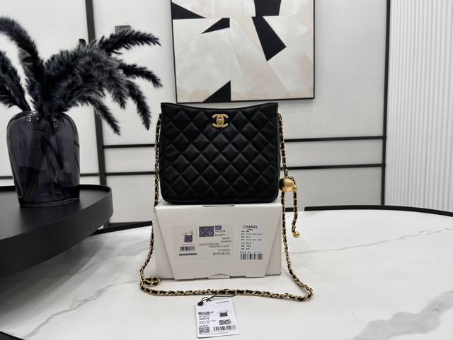 As3259高版本 Chanel 金球hobo嬉皮包 嬉皮款一直都是抢爆的款式 容量超级大 金球可以自由调节长度 原厂小羊皮 手感超柔软 尺寸 19*16*8