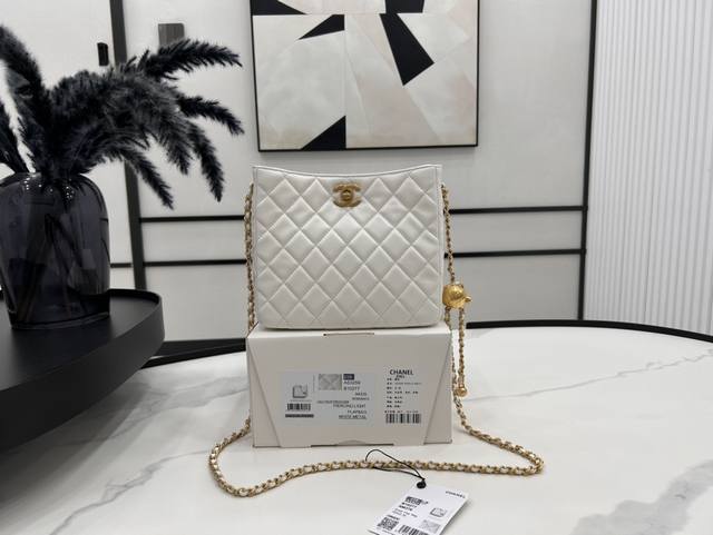 As3259高版本 Chanel 金球hobo嬉皮包 嬉皮款一直都是抢爆的款式 容量超级大 金球可以自由调节长度 原厂小羊皮 手感超柔软 尺寸 19*16*8