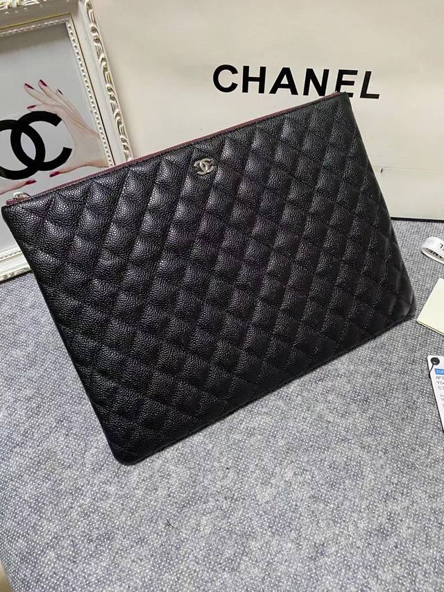 Chanel 爆款ipad手拿包 采用法国进口 简单又不失大气 最重要的还是实用 皮质柔软细腻 手感舒服 容量可是非常大 小型号2820 尺寸 30Cm 大型号