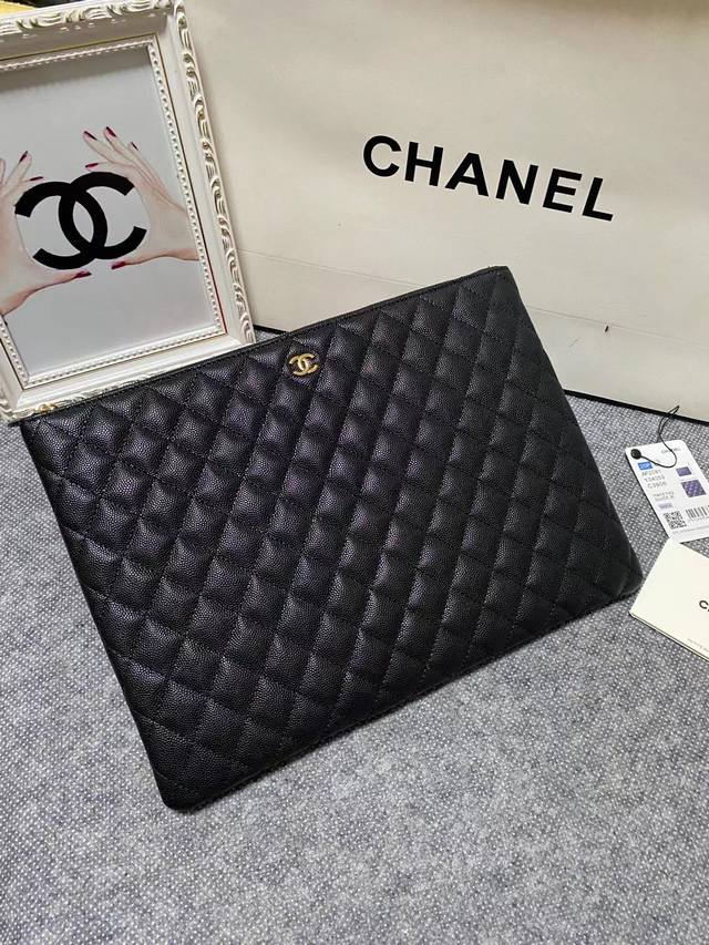 Chanel 爆款ipad手拿包 采用法国进口 简单又不失大气 最重要的还是实用 皮质柔软细腻 手感舒服 容量可是非常大 小型号2820 尺寸 30Cm 大型号