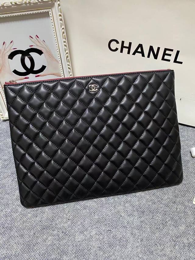 Chanel 爆款ipad手拿包 采用法国进口原版羊皮 简单又不失大气 最重要的还是实用 皮质柔软细腻 手感舒服 容量可是非常大 小型号2820 尺寸 30Cm