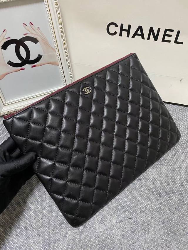 Chanel 爆款ipad手拿包 采用法国进口原版羊皮 简单又不失大气 最重要的还是实用 皮质柔软细腻 手感舒服 容量可是非常大 小型号2820 尺寸 30Cm