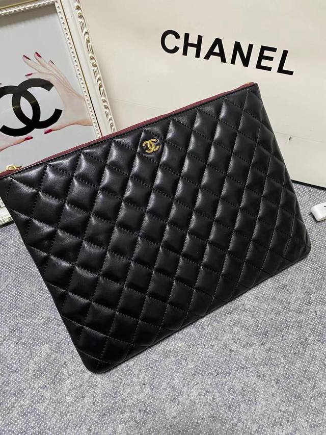 Chanel 爆款ipad手拿包 采用法国进口原版羊皮 简单又不失大气 最重要的还是实用 皮质柔软细腻 手感舒服 容量可是非常大 小型号2820 尺寸 30Cm