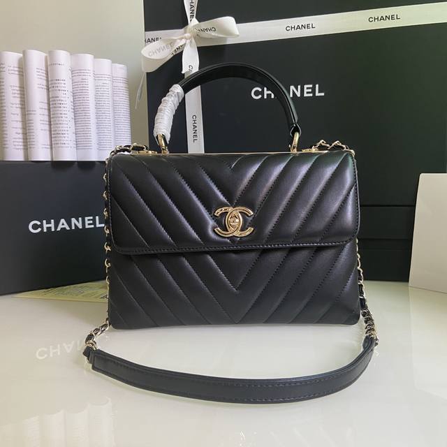 Chanel 92236V格秋冬最新五金 原单品质 刘诗诗同款 采用进口绵羊皮 多隔层顶尖的制作完美的手工.上身效果超好看手提肩背斜背都可以肩带还可以自由拆卸