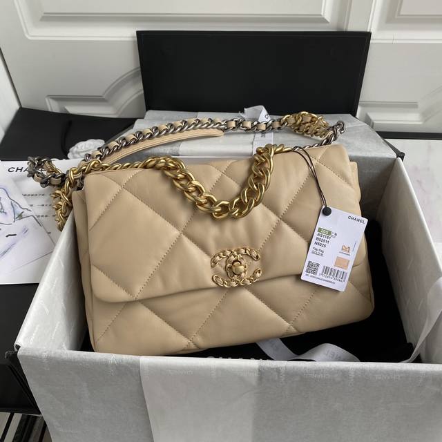 1161中号银链ohanel秋冬19Bag 结合一切经典的枕头包 这款包是karl Lagerfeld和新任总监virginie Viard一起设计的 也是老佛