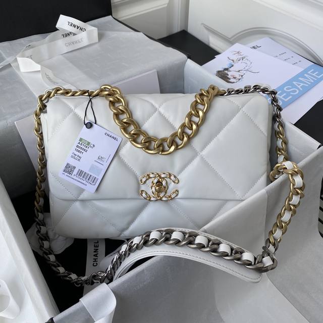 1161中号银链ohanel秋冬19Bag 结合一切经典的枕头包 这款包是karl Lagerfeld和新任总监virginie Viard一起设计的 也是老佛