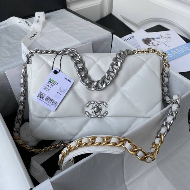 1161中号银链ohanel秋冬19Bag 结合一切经典的枕头包 这款包是karl Lagerfeld和新任总监virginie Viard一起设计的 也是老佛