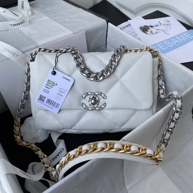 1160小号ohanel秋冬19Bag 结合一切经典的枕头包 这款包是karl Lagerfeld和新任总监virginie Viard一起设计的 也是老佛爷给