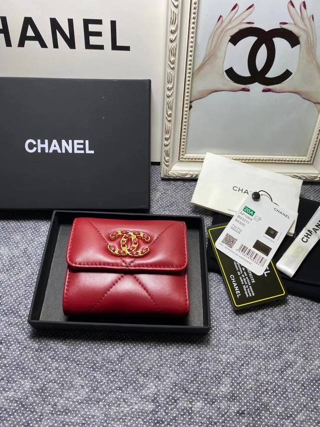 Chanel 19K非常重磅的标志性第一系列 超大菱格纹 穿链cc扣 原版羊皮 短款钱包型号ap824尺寸9.3*10.6*3