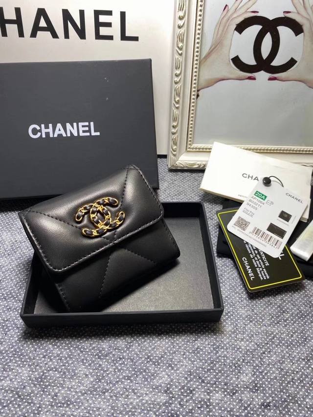 Chanel 19K非常重磅的标志性第一系列 超大菱格纹 穿链cc扣 原版羊皮 短款钱包型号ap824尺寸9.3*10.6*3