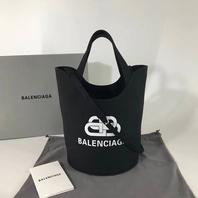 大号帆布黑 Balenciag*20Ss 新款帆布水桶手提包来la 黑白设计正面logo直袭 经典设计简约不轻易过时 重量很轻 容量感人 各种小物件随意一丢 完