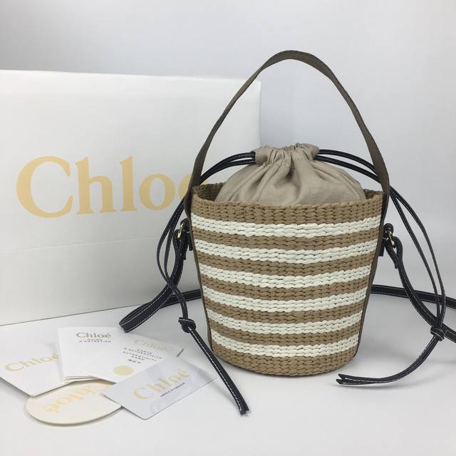 Chloe全新藤编包 Small Woody Basket菜篮子水桶包火爆上市 小号woody提篮包饰有woody缎带 背法则更加多 手提 肩背和斜挎 小号wo