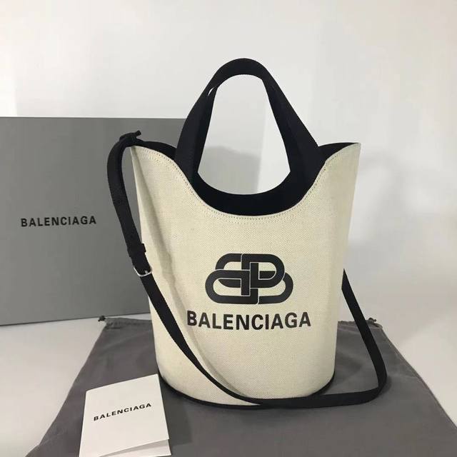 大号帆布白 Balenciag*20Ss 新款帆布水桶手提包来la 黑白设计正面logo直袭 经典设计简约不轻易过时 重量很轻 容量感人 各种小物件随意一丢 完