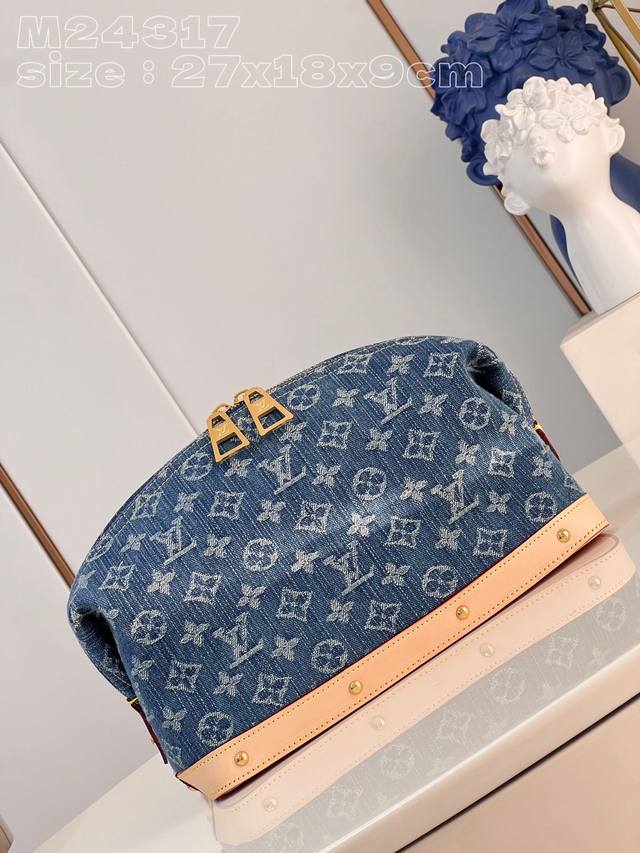 独家实拍 M24317 本款 Pochette Cosm tique 化妆包以 Monogram Denim 面料裁出新潮闲适构型 时髦褪色牛仔色调浸染认证棉帆