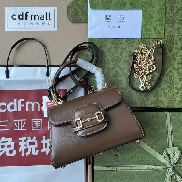 原厂皮配 Cdfmall三亚免税店手提袋 简介 1955全新时装系列用色彩讲述动人的故事 Supreme是品牌的一款代表性面料 其灵感源自30年代的典藏设计 经