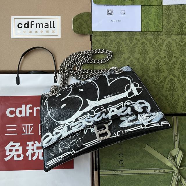 原厂皮配 Cdfmall三亚免税店手提袋 来自巴黎世家22年秋冬系列 Crush 气场强大的实用型大包包强势回归 Crush 以 Hourglass 沙漏包廓形