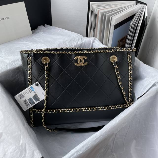 As2761 Chanel 新品小牛皮购物袋 旅游季 限量款购物袋 链条感的搭配可盐可甜 随性而又不拘谨 简洁大气 经典的黑内里搭配金链牛皮 多种背法 超大容量