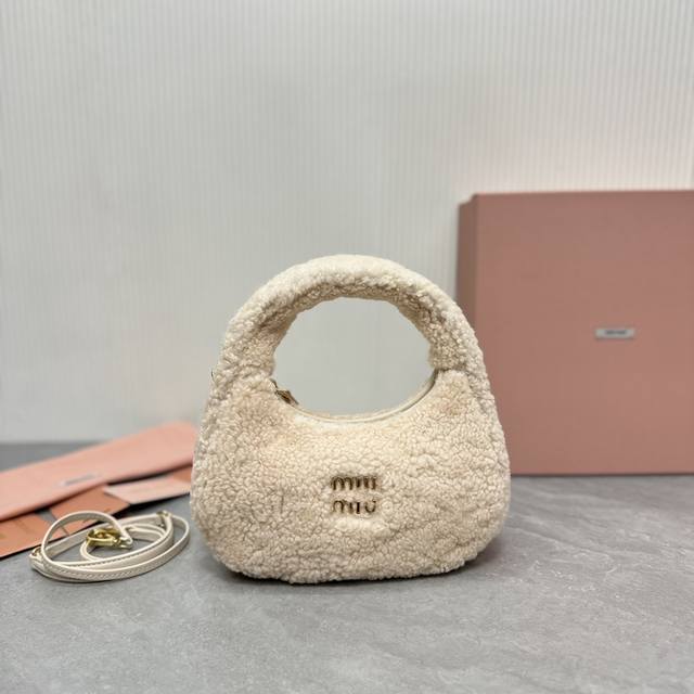 小号 Miumiu缪缪 新品 秋冬新款羊羔毛手提包 全网都在种的包包 奶白色毛茸茸的超配这个冬天 可爱却不失复古的 Miu Wander手袋 软萌的触感 饱满圆