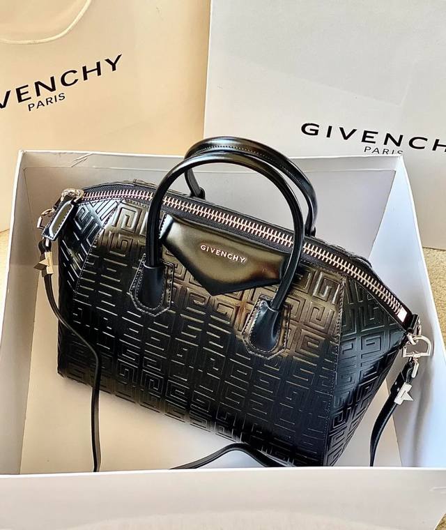 法国givench*Y 调价 Aintong 压花字母 新款手提包经典的 Mini Antigona Lock Bag In Box Leather 拉链式闭合