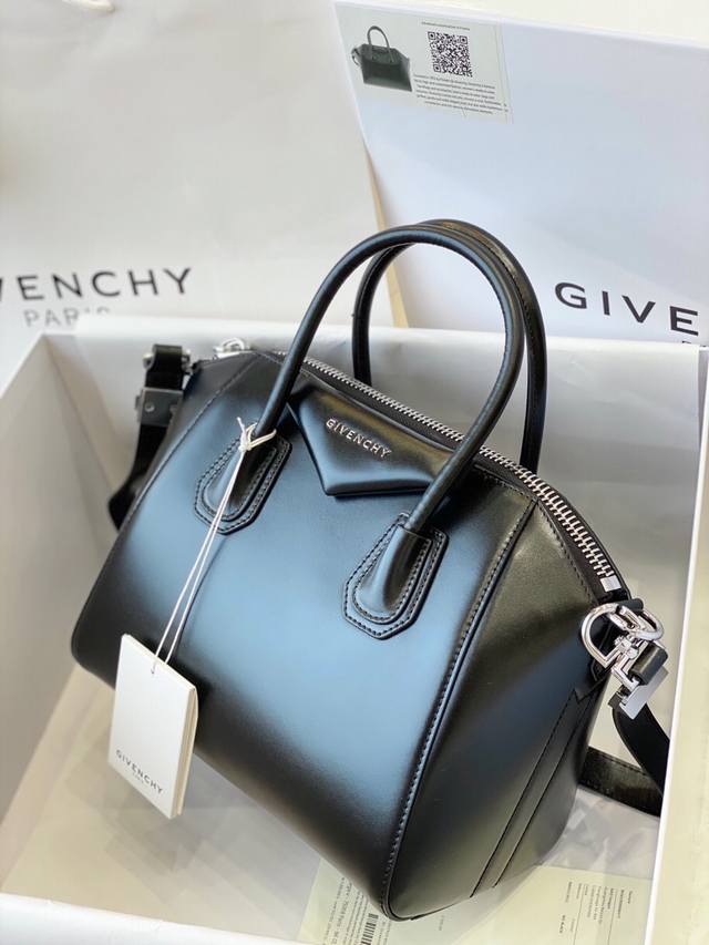 原单 Givench.Y 经典款antigona Tote 手提包大号28Cm款号 9981原厂定制牛皮 顶置拉链 顶部有两个手柄 正面标志贴 可拆卸肩带 银色