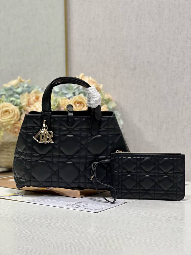 中号 Dior迪奥 新品 Toujours 手袋 这款dior Toujours 手袋于二零二三春夏系列发布秀精彩亮相 休闲实用的设计别具一格 采用进口牛皮革精