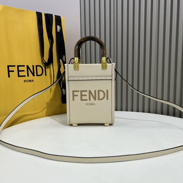 Fendi官网最新sunshine Mini Tote搭配一身aii White立马变成全身唯一的亮点 春日时髦精 逃不过minitote真香定律看了一眼让人一