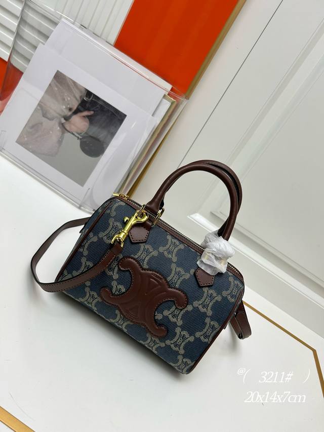 Celine 新品小号标志印花牛皮革波士顿包triomphe Canvas标志印花 牛皮革包边 织物面料衬里 拉链锁闭 1个主隔层 内侧拉链口袋 皮革手挽长8C