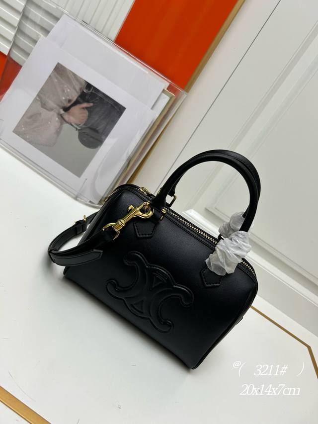 Celine 新品小号标志印花牛皮革波士顿包triomphe Canvas标志印花 牛皮革包边 织物面料衬里 拉链锁闭 1个主隔层 内侧拉链口袋 皮革手挽长8C