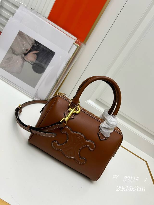 Celine 新品小号标志印花牛皮革波士顿包triomphe Canvas标志印花 牛皮革包边 织物面料衬里 拉链锁闭 1个主隔层 内侧拉链口袋 皮革手挽长8C