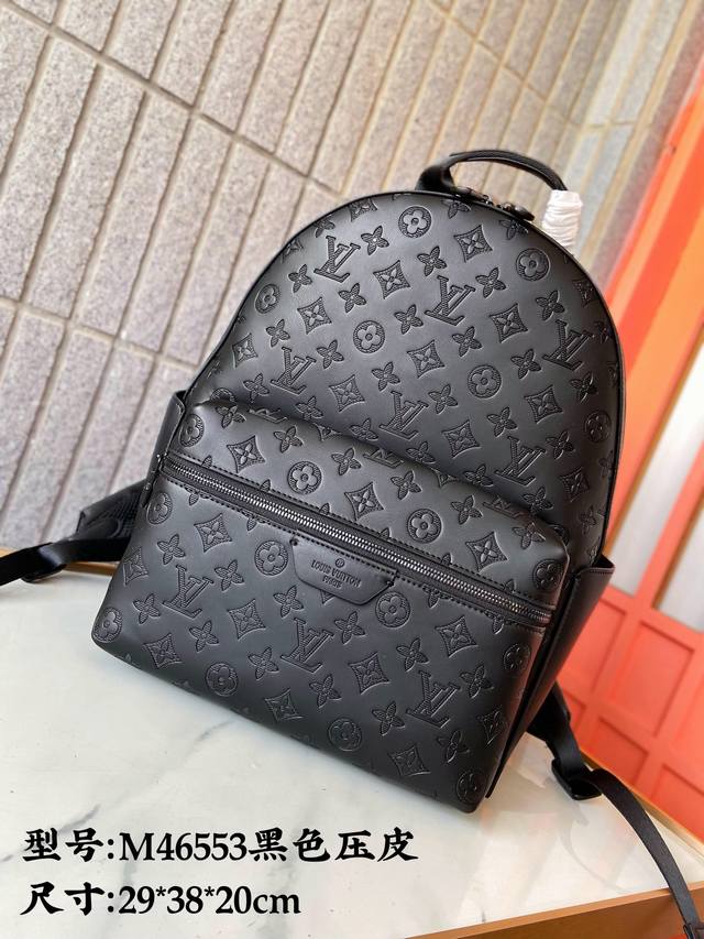 Louisvuitton 路易威登 Racer 双肩包 男士背包 电脑包 采用精湛镶嵌细工 经典百搭 实物拍摄 原厂原版面料 M46553配送小票防尘袋 29*