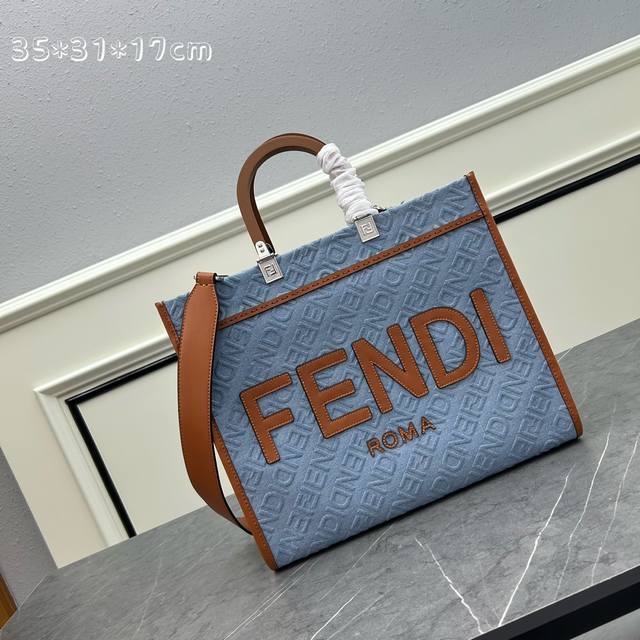 Sunshine中号手提袋 全幅饰有fendi Mirror图案 棕色硬质皮革提手 饰有fendi Roma字样 设有宽敞的衬里内部隔层 进口皮革轮廓和金色饰面